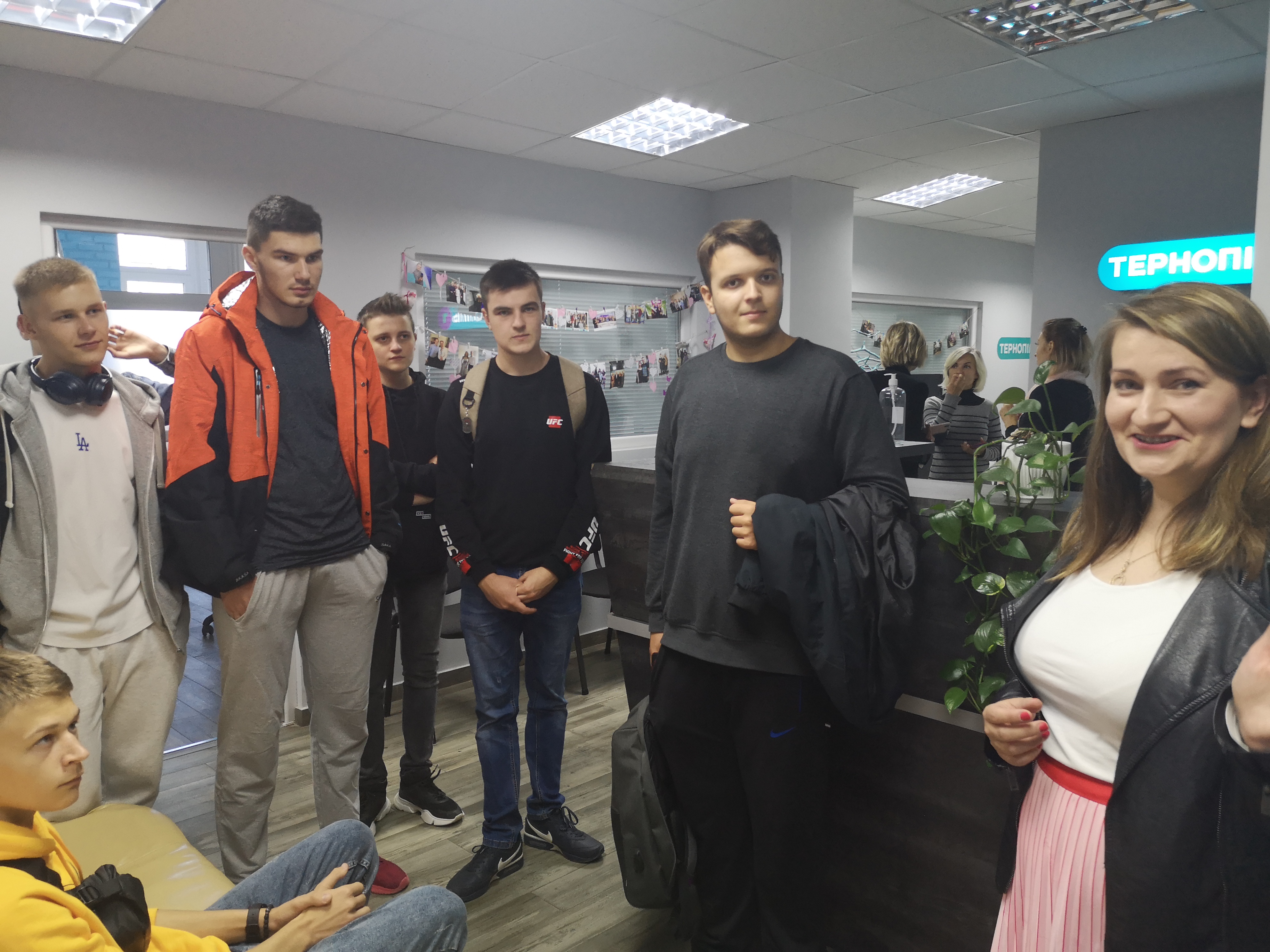 Після відвідин відділу Newsroom, де готують сюжети у свіжий випуск новин (Людмила Мороз та студенти групи КН-26)